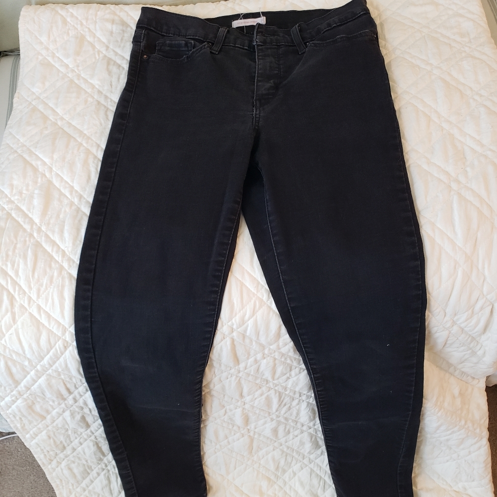 Women's black Levi's